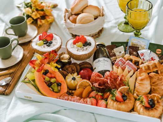 Ingredientes frescos: queijos, frutas, croissants e café